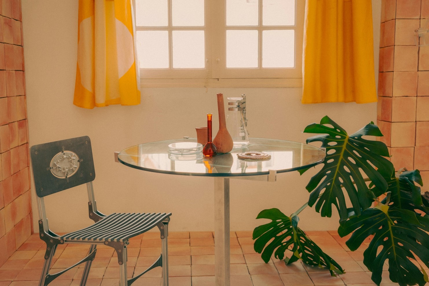 Photo d'un intérieur lumineux avec une chaise, une table et une plante